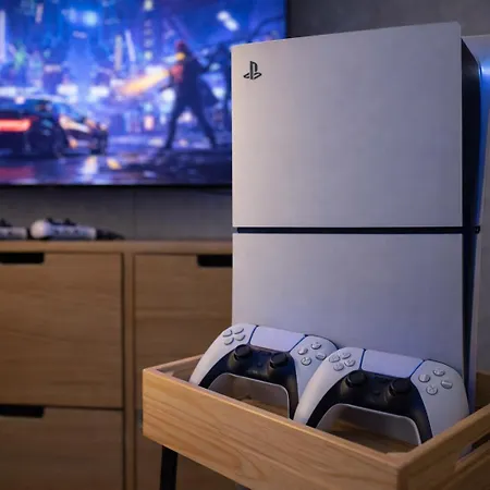 Cozy Fireplace Two Bedrooms Workspace Lägenhet *