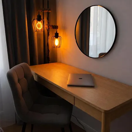 Dzīvoklis Cozy Fireplace Two Bedrooms Workspace