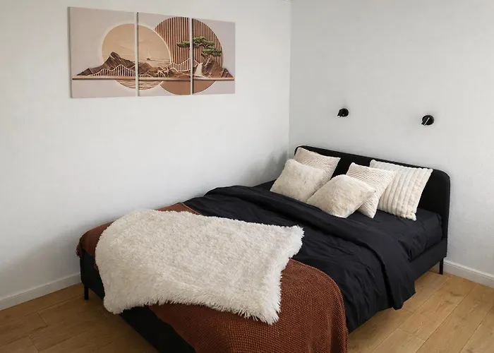 Cozy Fireplace Two Bedrooms Workspace *