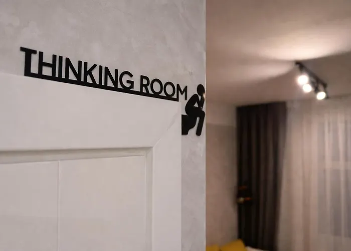 Dzīvoklis Cozy Fireplace Two Bedrooms Workspace