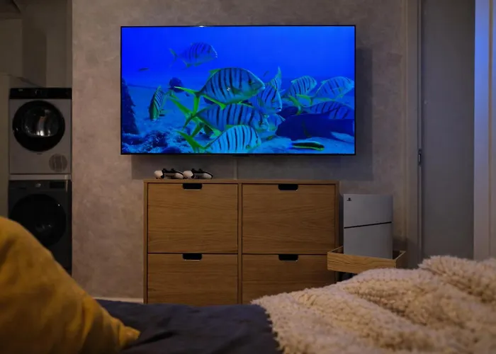 Cozy Fireplace Two Bedrooms Workspace Apartment *